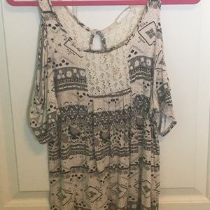 TILLYS-Cold shoulder peasant top M